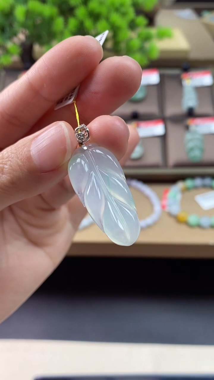 【闪购商品】翡翠颈饰18K金镶嵌叶子