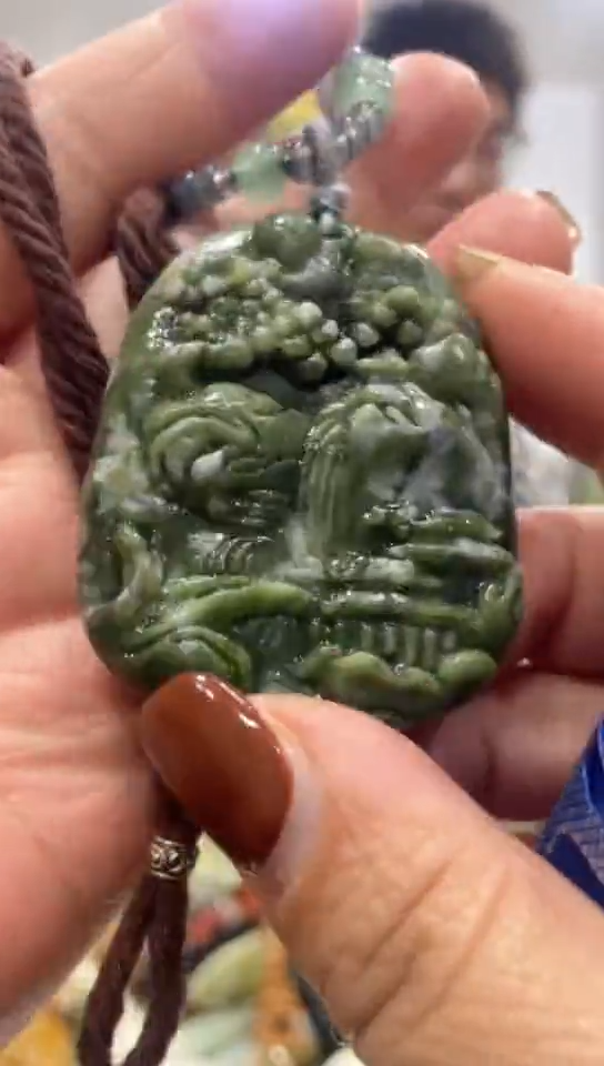 未镶嵌蛇纹石玉吊坠   