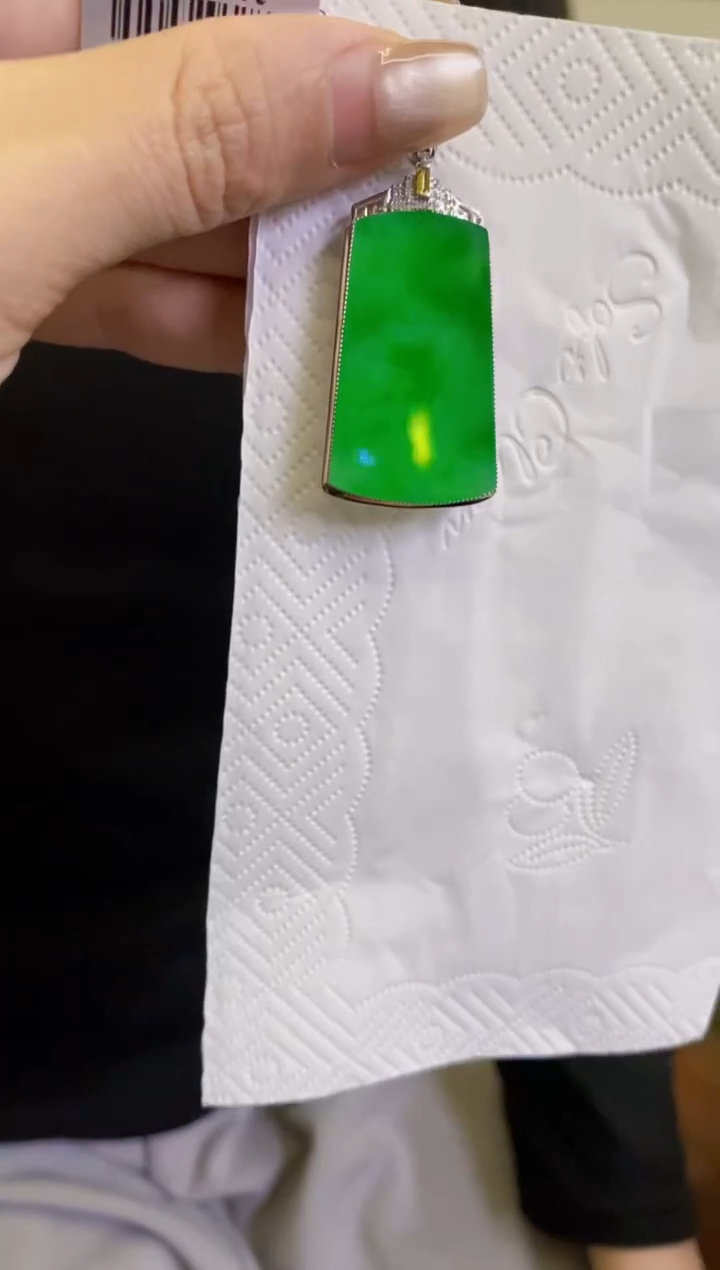 【闪购商品】定制翡翠18K金镶嵌吊坠