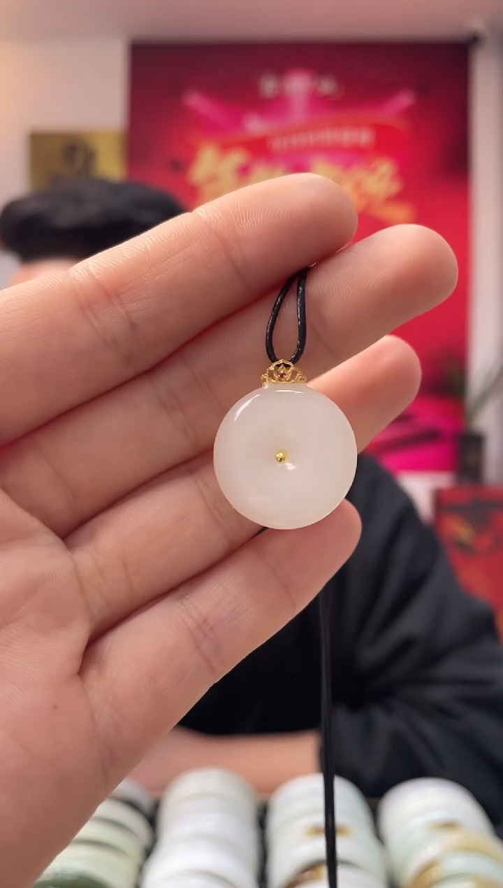 【闪购商品】和田玉颈饰18K金镶嵌白玉平安扣吊坠发一件