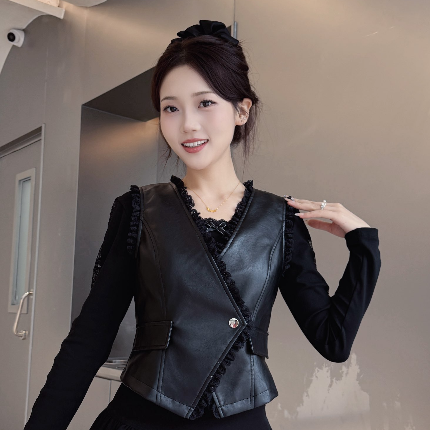 无蝴蝶一扣蕾丝花边皮马甲百搭黑色不规则PU女高级感复古坎肩外套
