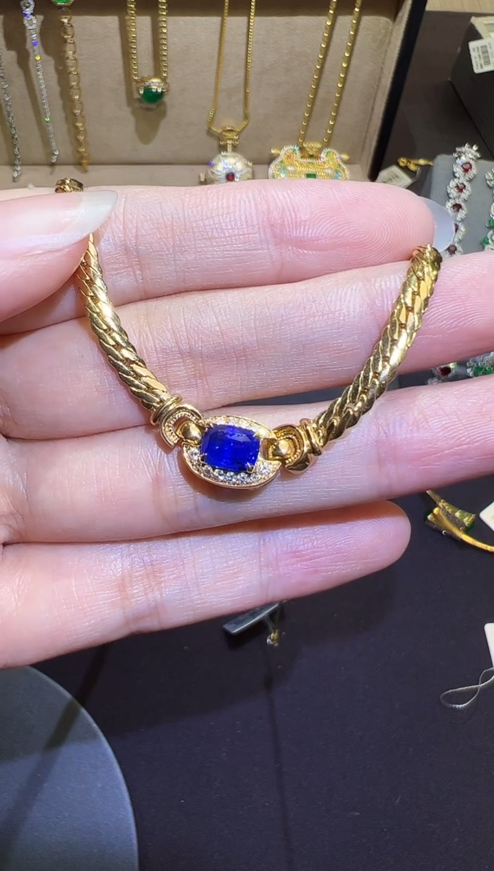 18K金镶嵌耳饰祖母绿孙*画1.66ct无烧