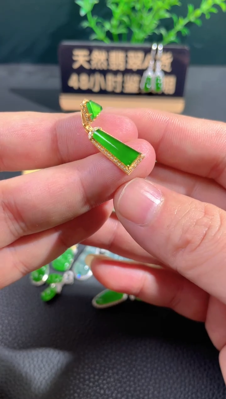 【闪购商品】翡翠颈饰18K金镶嵌翡翠