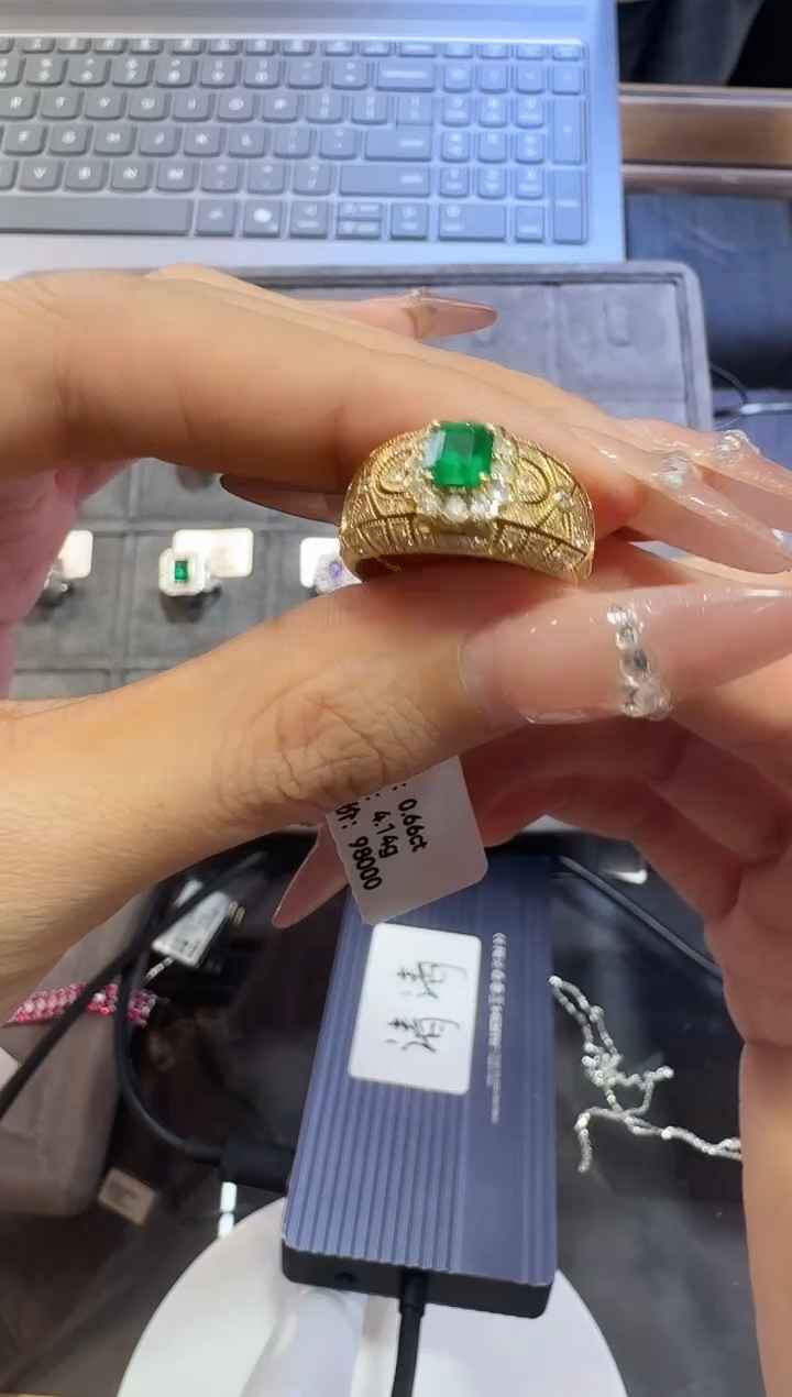 18K金镶嵌戒指祖母绿333