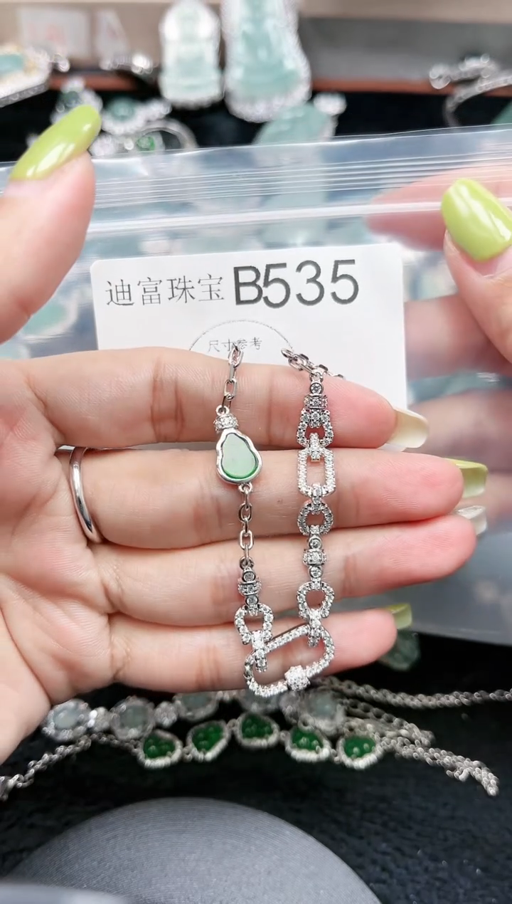 【闪购商品】翡翠颈饰未镶嵌赠皮绳535