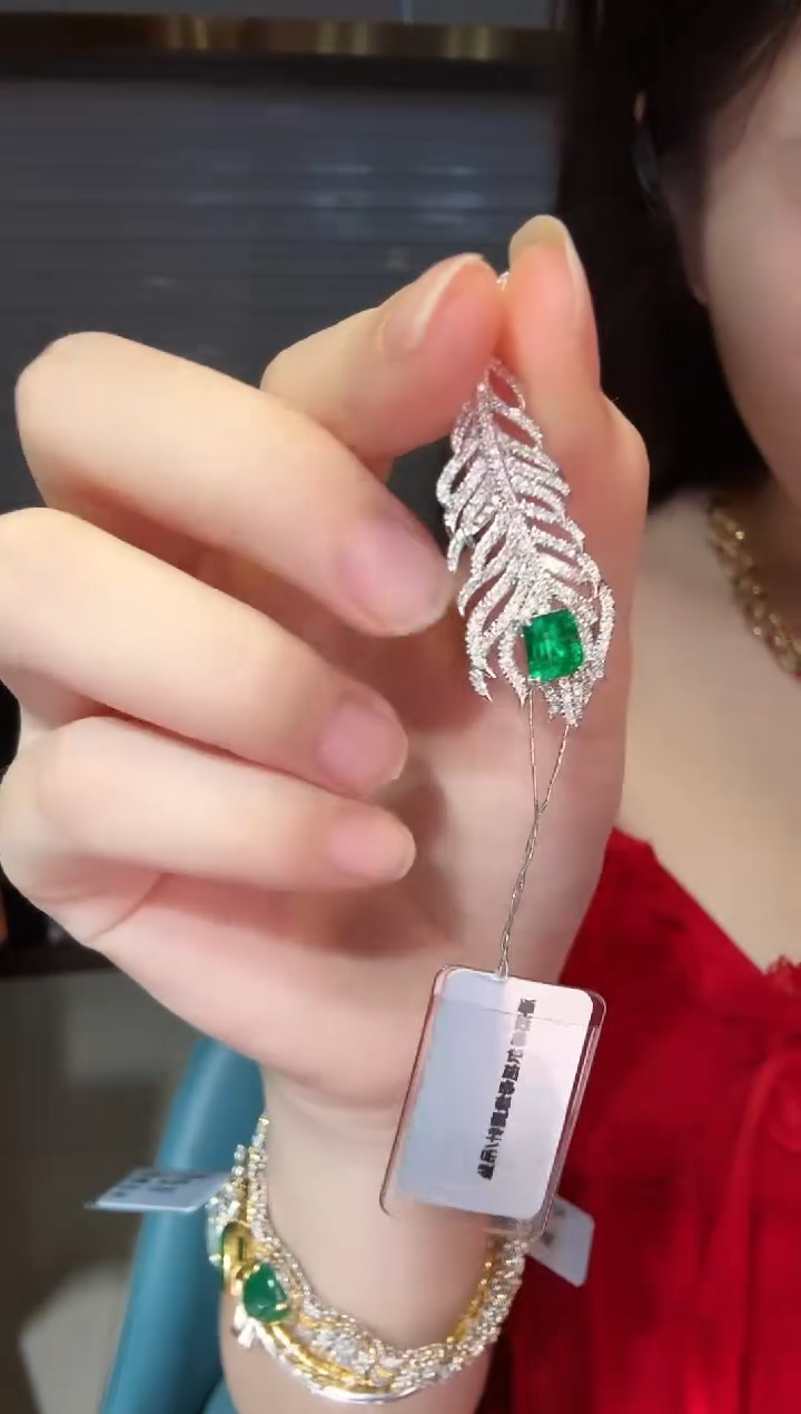 18K金镶嵌吊坠（不含链）祖母绿0.65ct