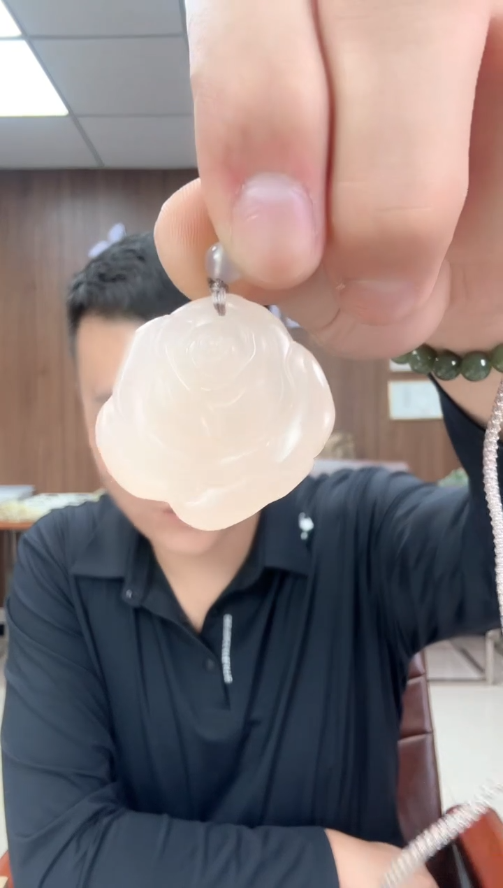 吊坠(赠链)未镶嵌石英质玉藕粉玫瑰花吊坠