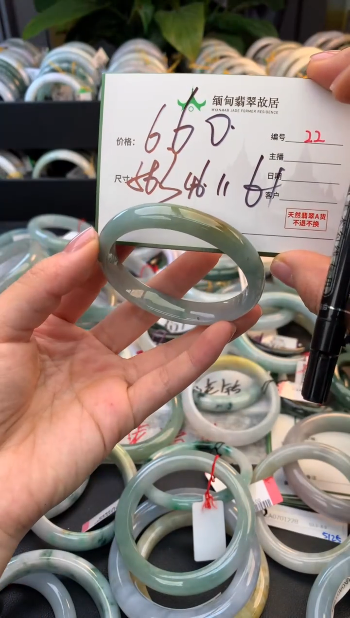 未镶嵌定制翡翠毛货需精细抛光+多人