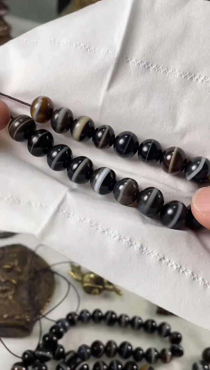 直播间的福利一件 18颗 手持黑白的