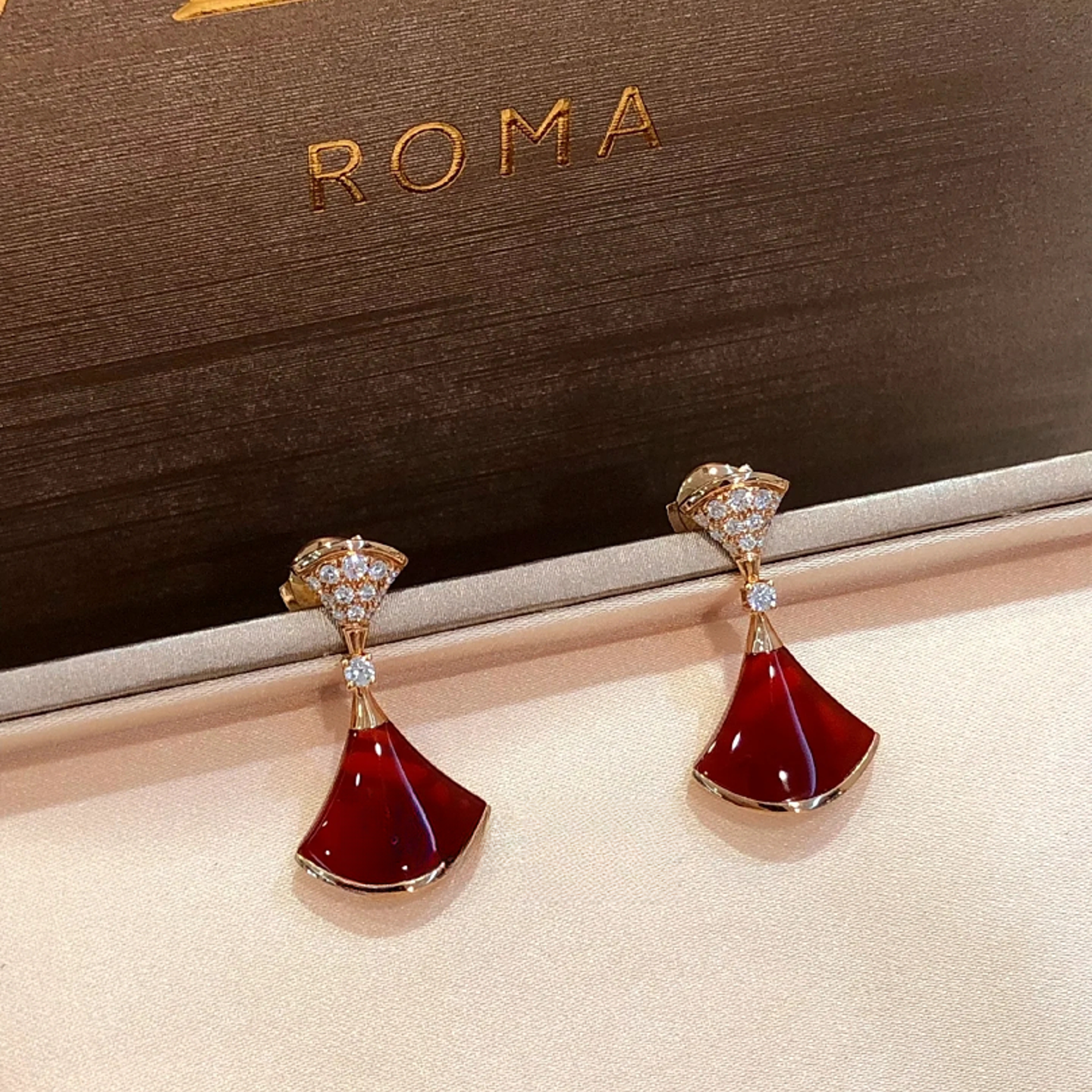 99新 BVLGARI/宝格丽 小花6珊 18k玫瑰金红玉髓满钻Divas扇子耳环