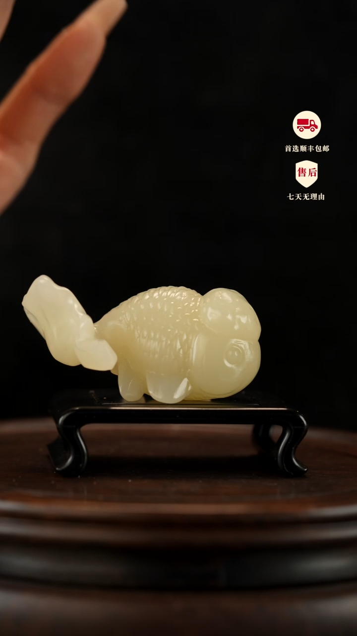 云南石荔枝白雕刻：富贵金鱼摆件手把件茶宠