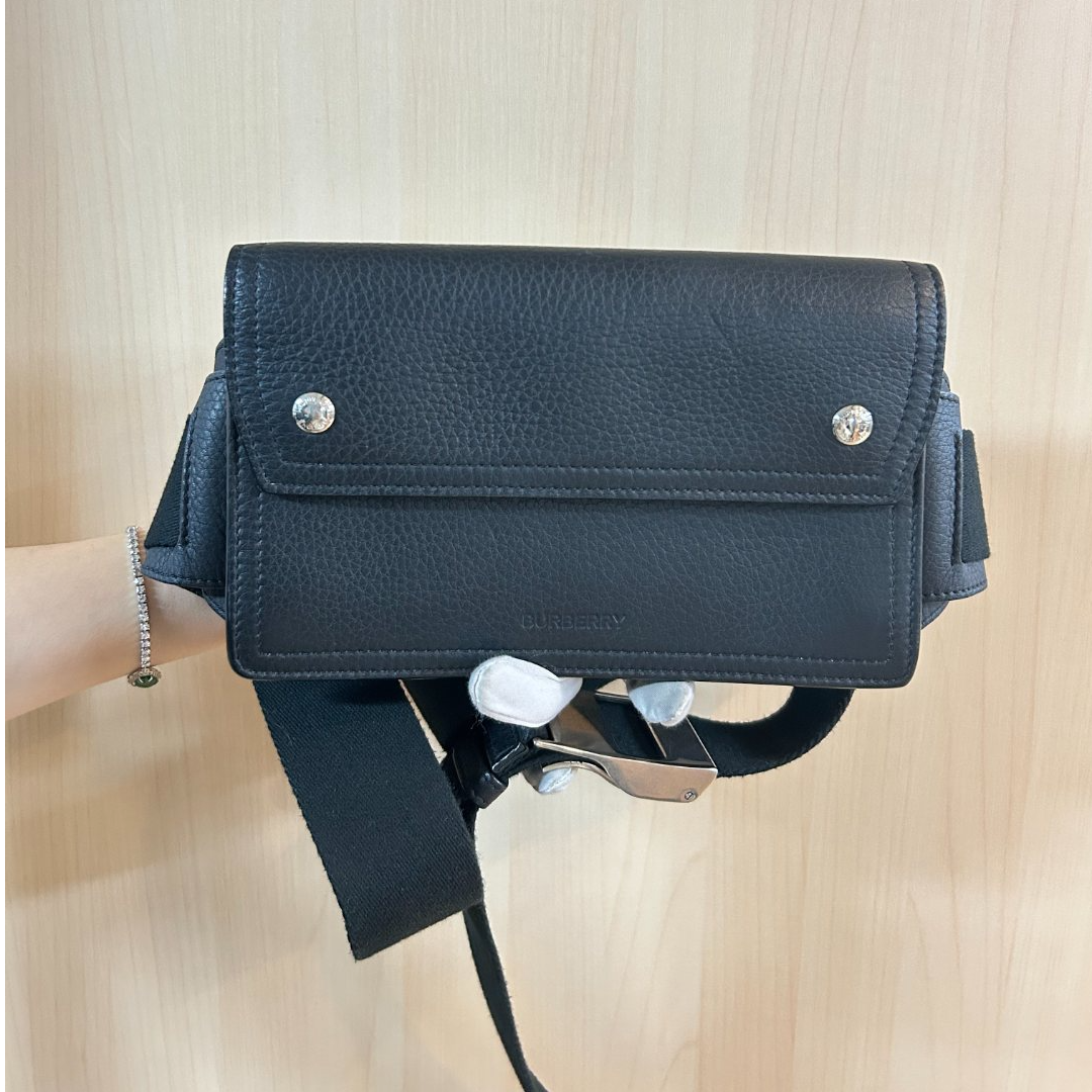 95新 BURBERRY/博柏利 黑色胸包腰包斜跨包/云海优选/58231