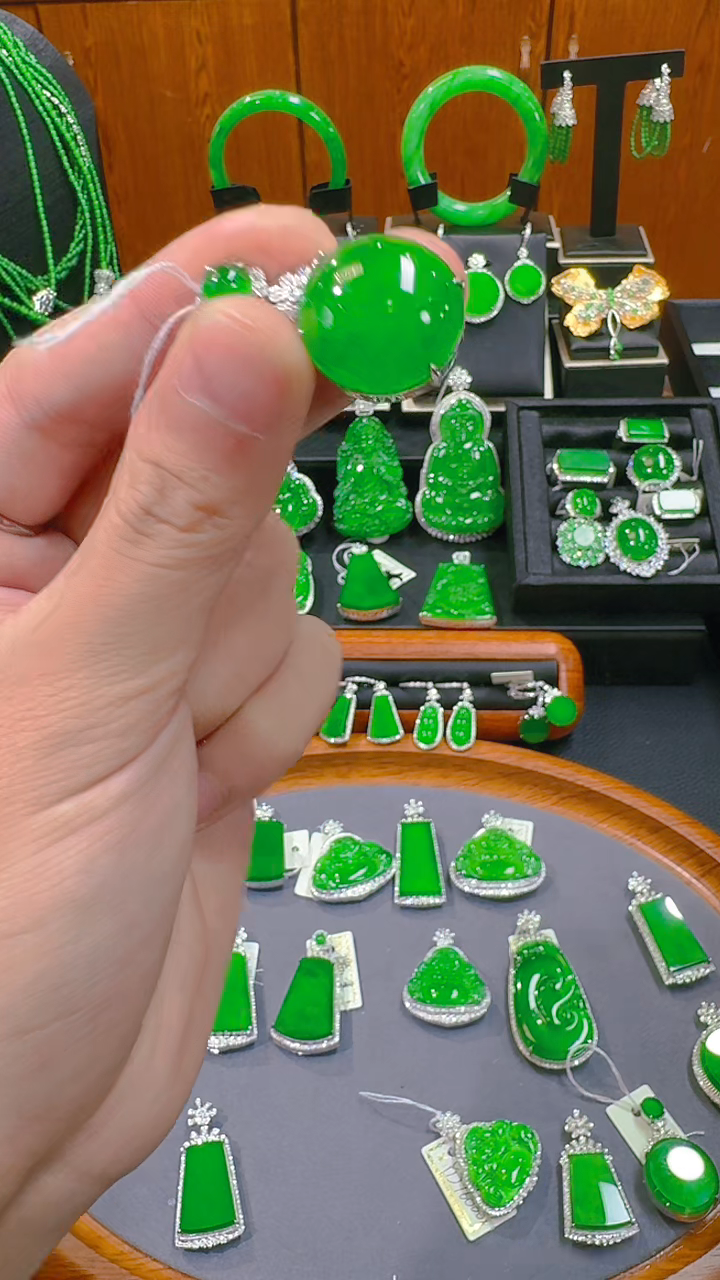 【闪购商品】翡翠吊坠(赠链)18K金镶嵌天然A货翡翠