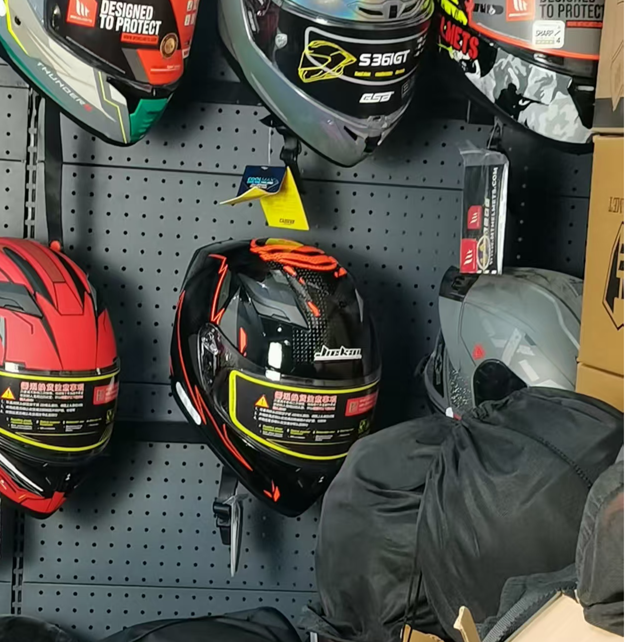 B捡漏品牌头盔断码