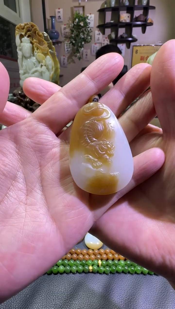 吊坠(赠链)未镶嵌和田玉金山糖白挂件（产地直发）