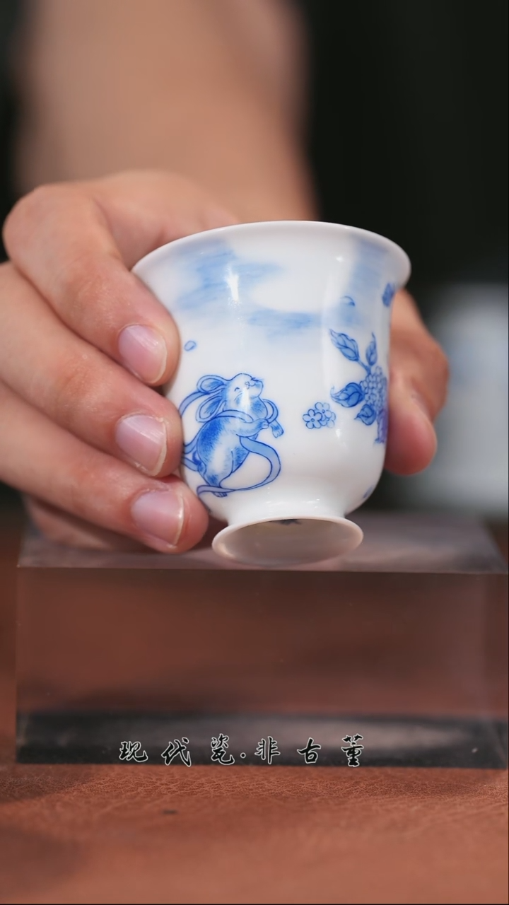 正春堂青花奔月高足铃铛杯