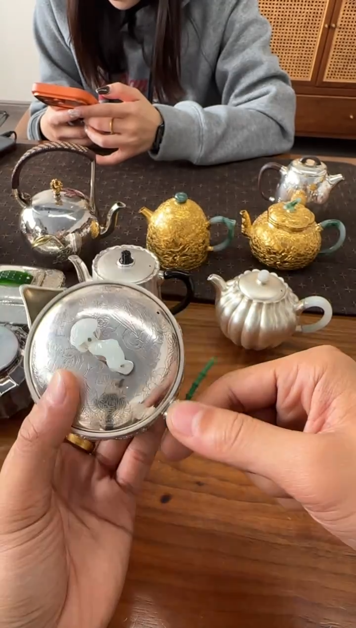 寸发标 手作高浮雕錾刻嵌金游龙戏凤江山壶