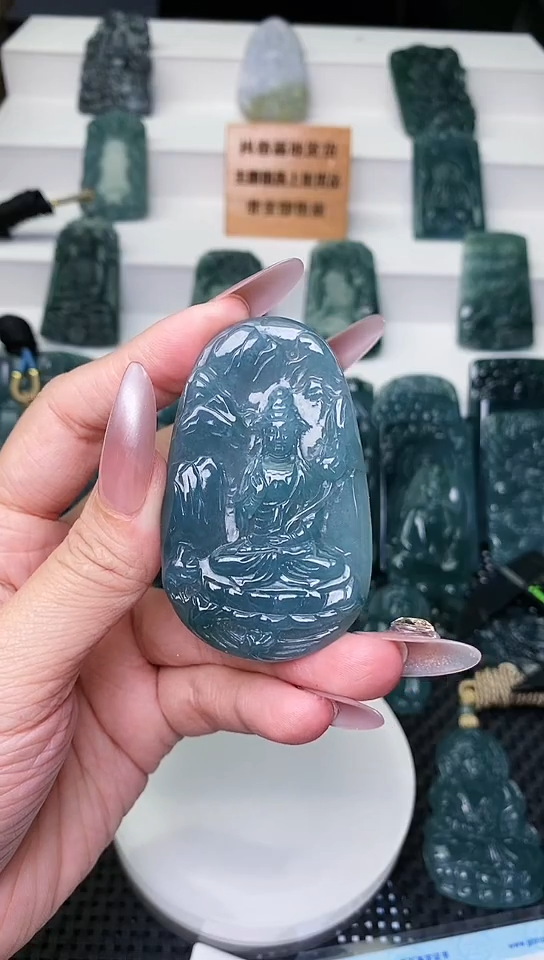 颈饰未镶嵌翡翠 