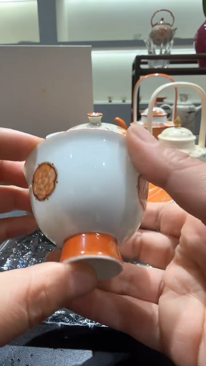 【闪购商品】矾红描金牡丹团花品杯