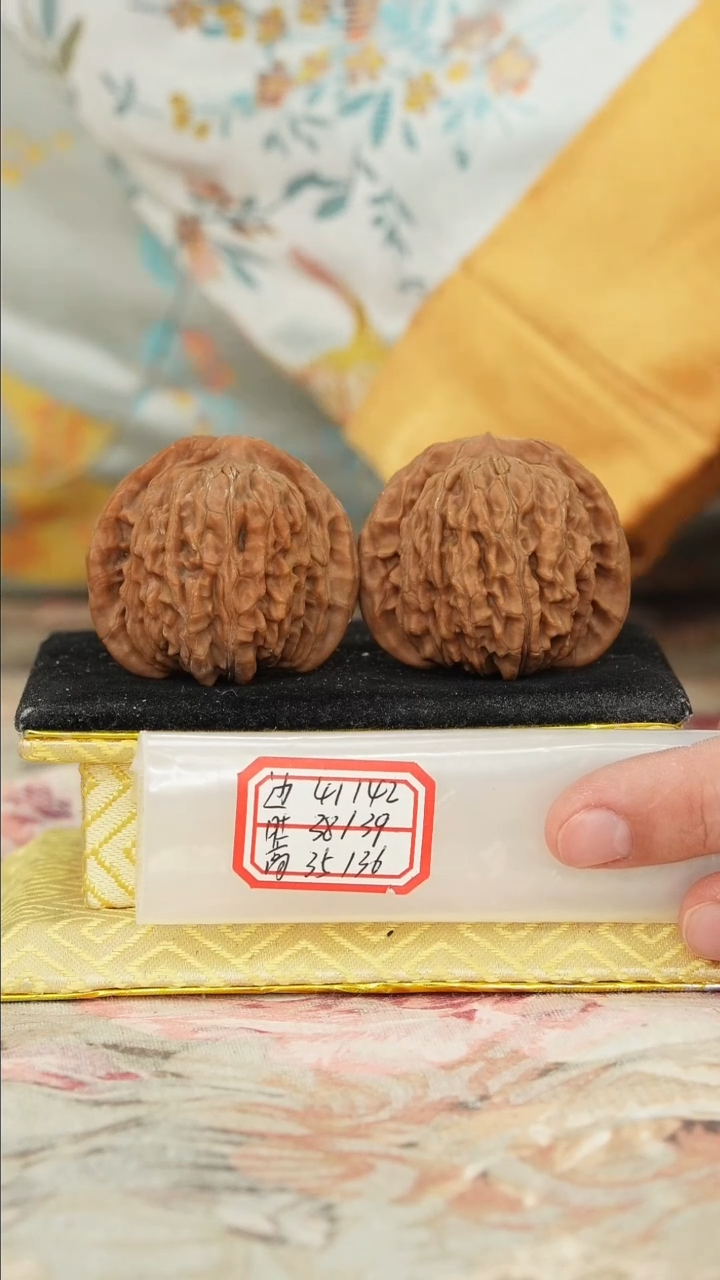 【闪购商品】文玩核桃把件一代楼