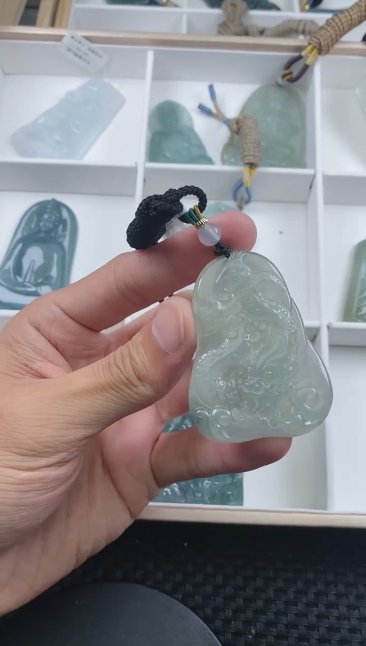 翡翠未镶嵌颈饰 