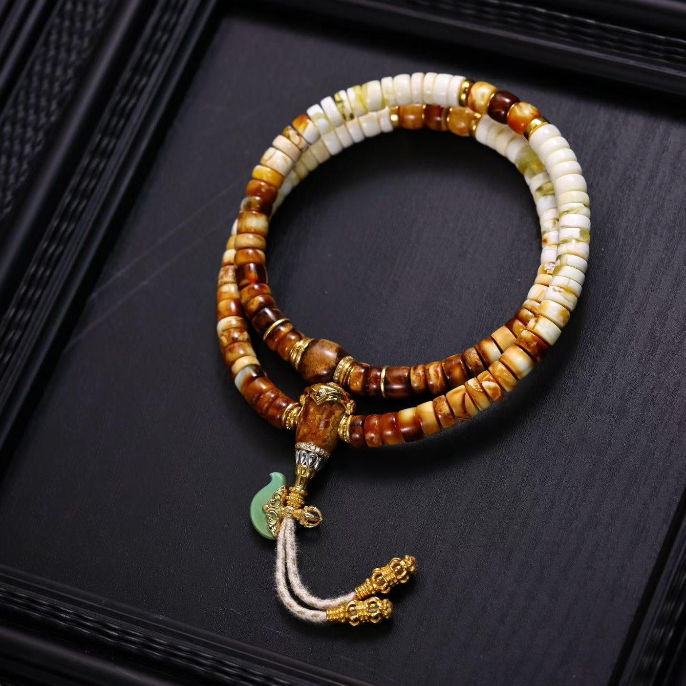 沁色渐变药片蜜蜡设计独特