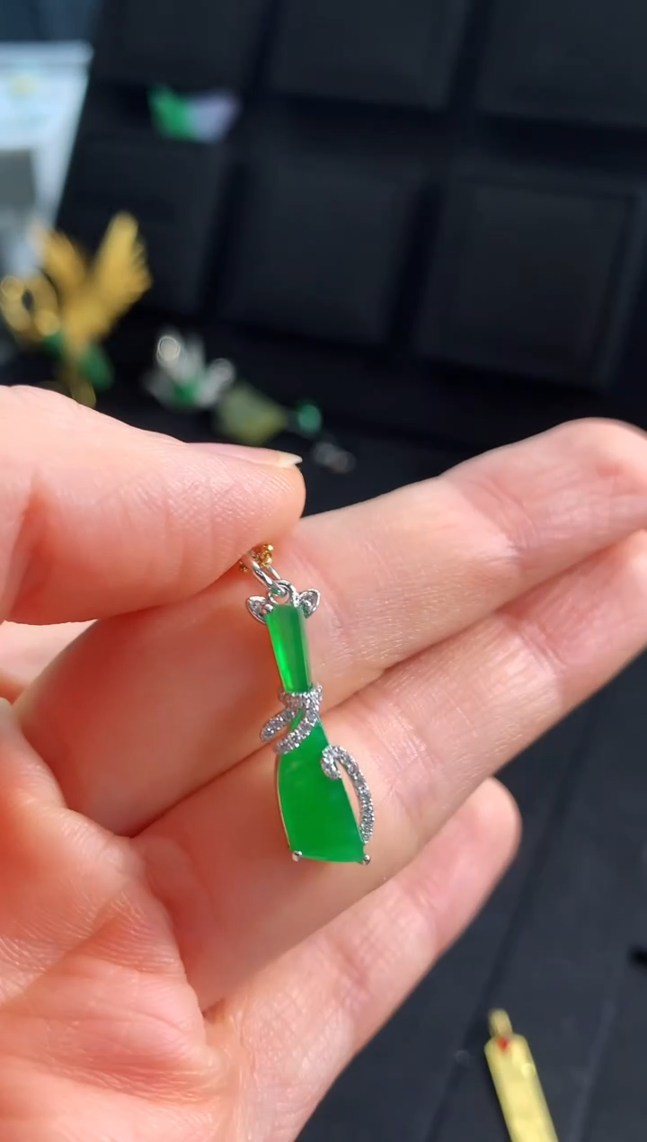 【闪购商品】翡翠吊坠(不含链)18K金镶嵌吊坠
