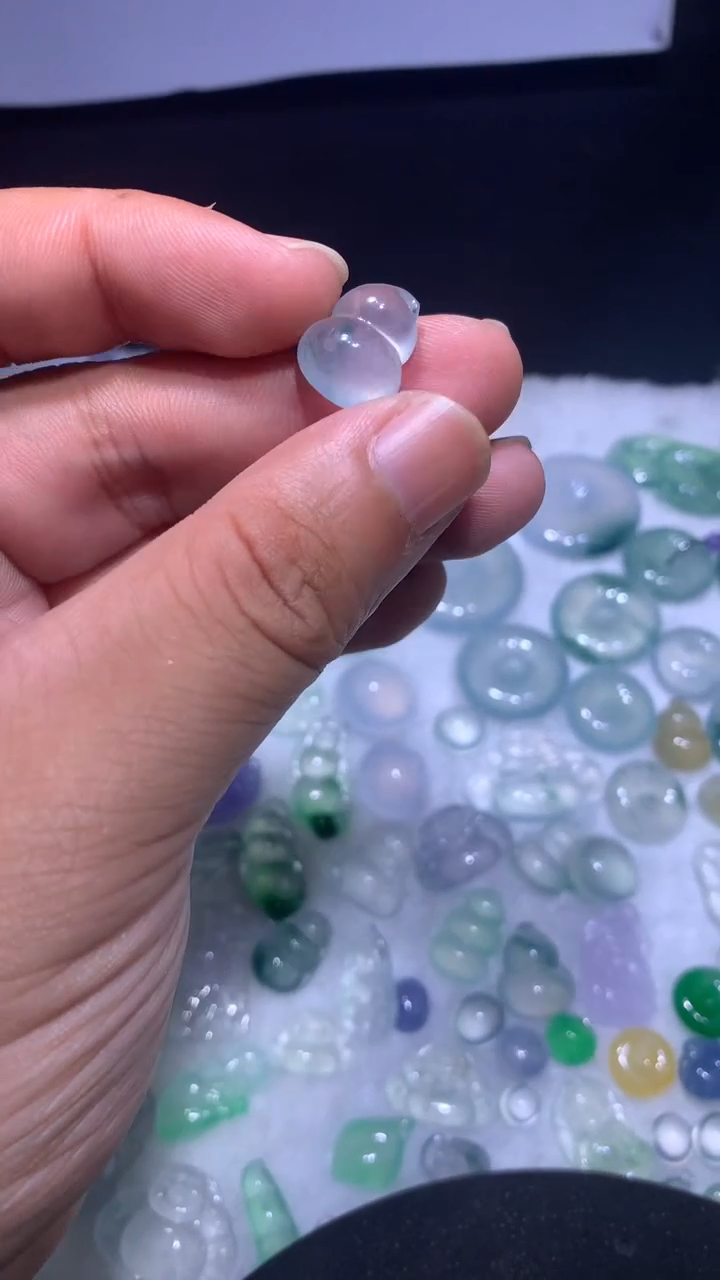 翡翠未镶嵌颈饰葫芦