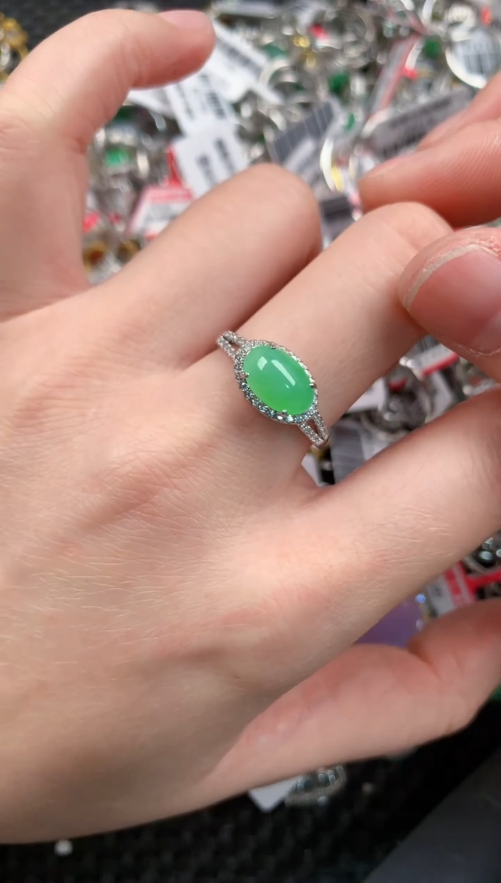 银S925镶嵌戒指翡翠不**孩777      4