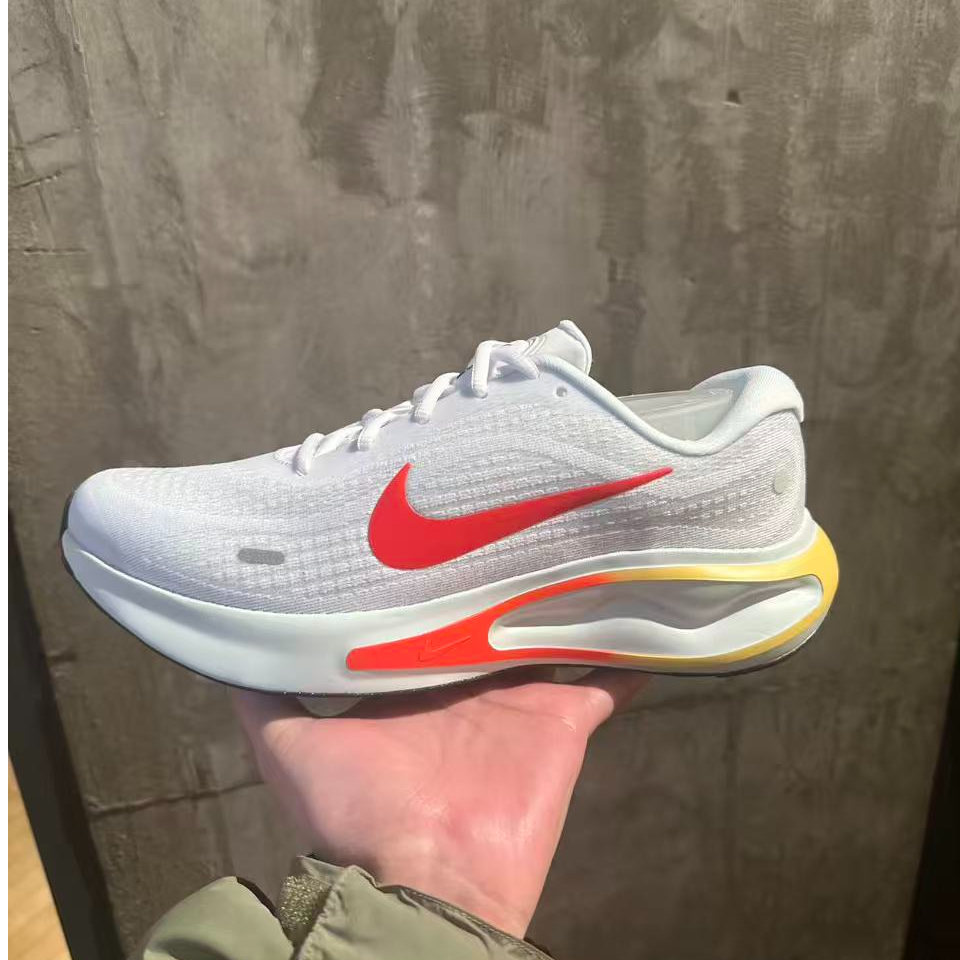 NIKE/耐克JOURNEY RUN白红防滑耐磨男款缓震跑步鞋FN0228-110
