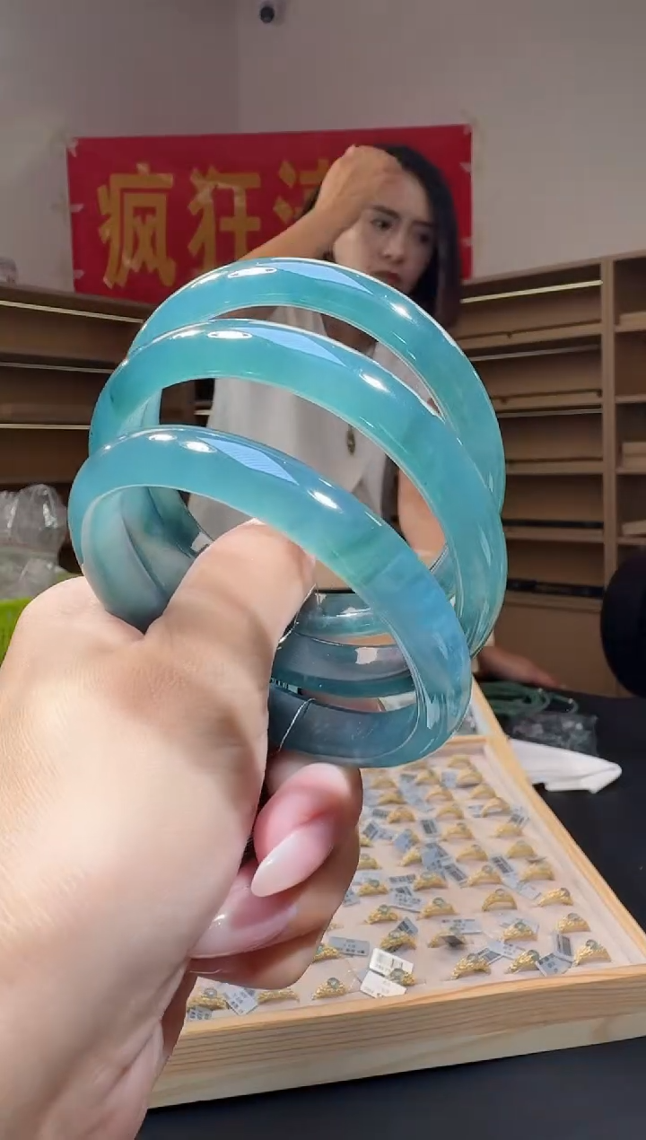 翡翠手镯未镶嵌纯天然A货翡翠手镯（多样性发其一）