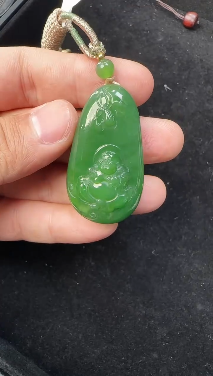 颈饰未镶嵌和田玉佛公（带晶体结构）