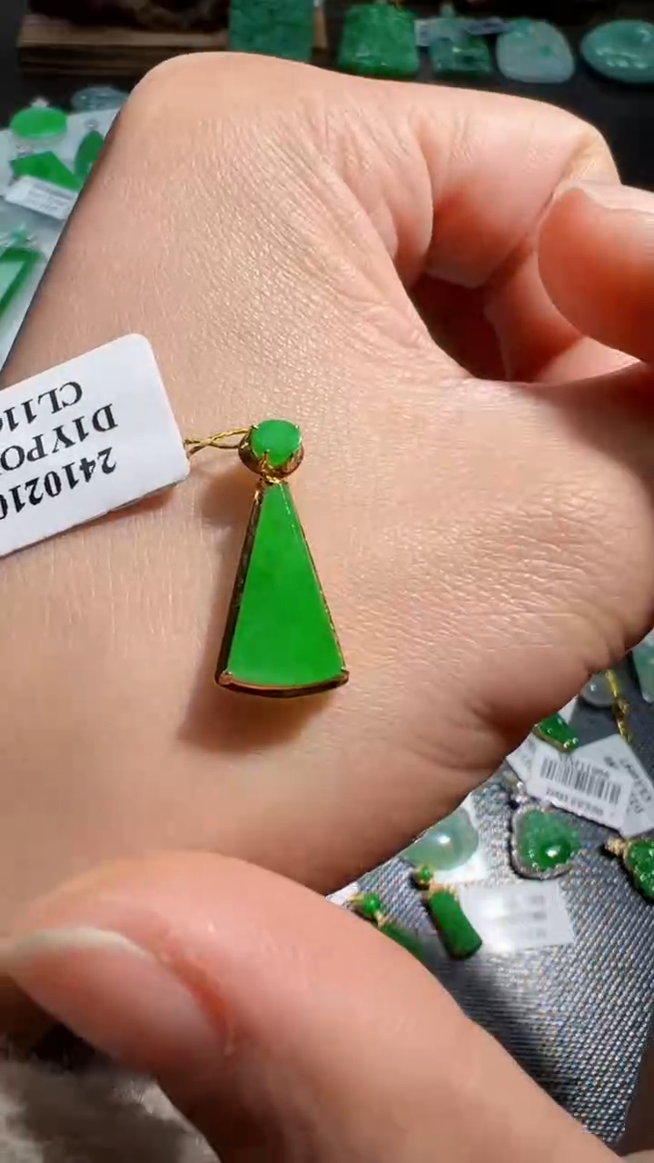 【闪购商品】翡翠颈饰18K金镶嵌无事牌