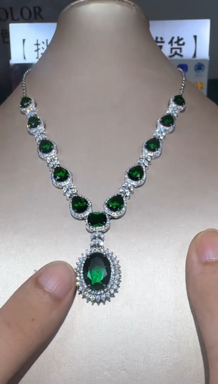 18K金镶嵌吊坠(赠链)祖母绿1