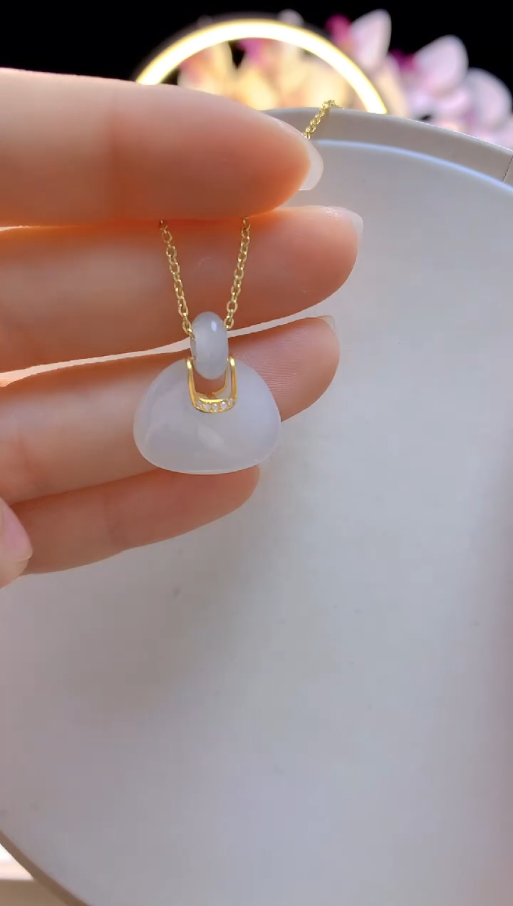 和田玉18K金镶嵌吊坠(赠链)白玉包包