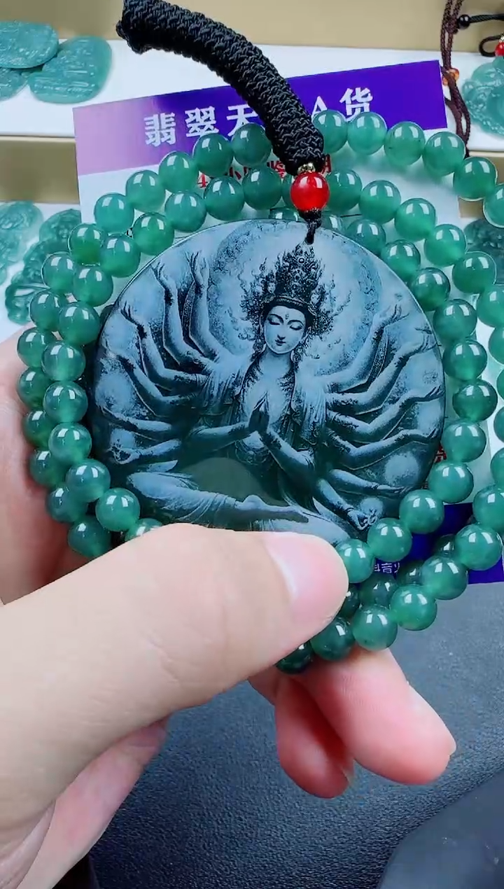 翡翠未镶嵌颈饰千手观音（多样性发其一）