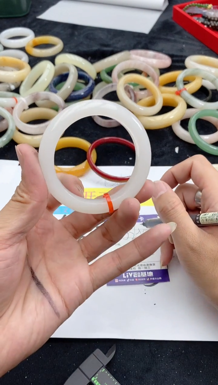 【闪购商品】石英质玉手镯未镶嵌159