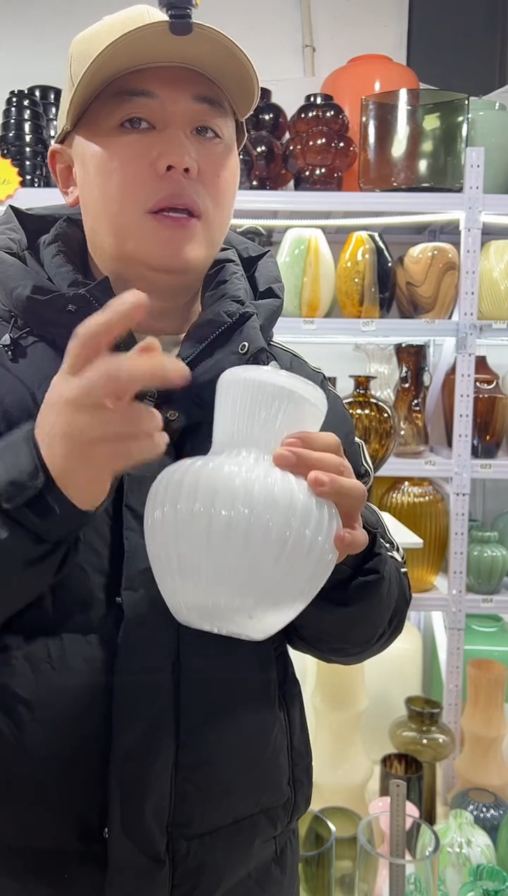 白色小蘑菇花瓶微瑕介意勿拍