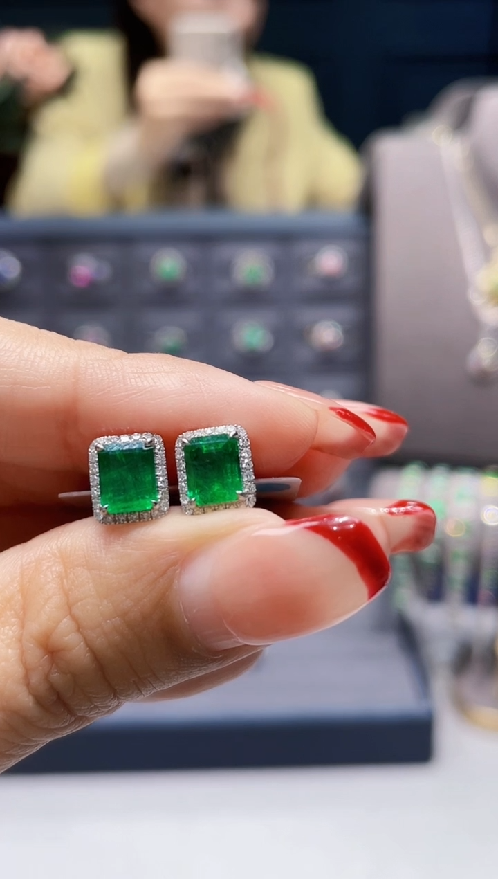 【闪购商品】祖母绿耳钉18K金镶嵌1.93克拉