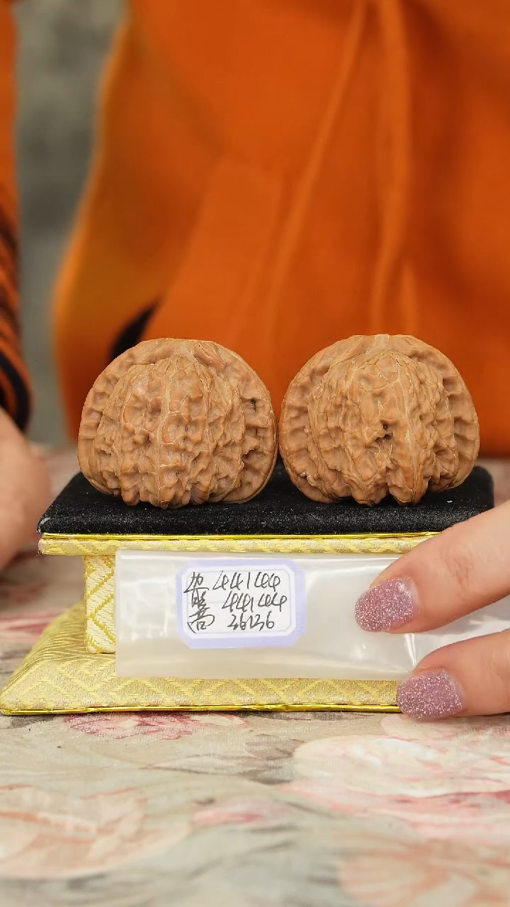 【闪购商品】文玩核桃把件白狮子