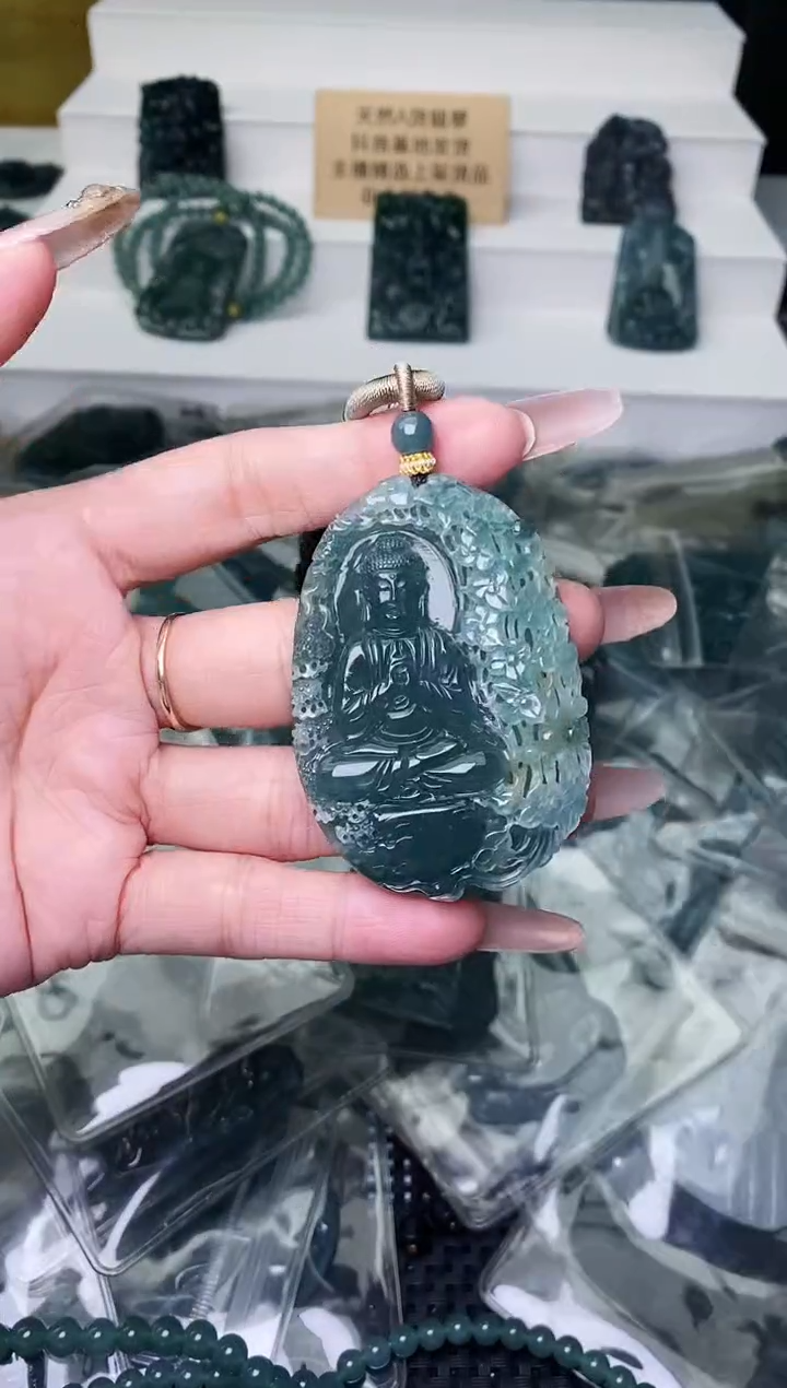 颈饰未镶嵌翡翠 