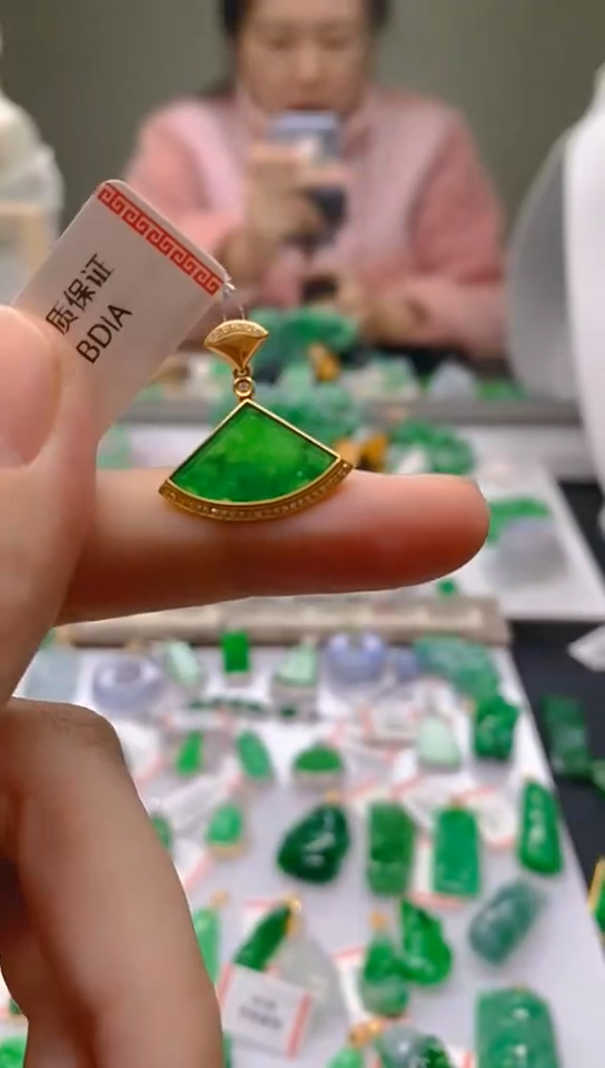 【闪购商品】翡翠颈饰18K金镶嵌天然翡翠A货，一物一证