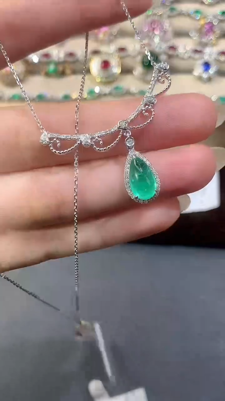 18K金镶嵌套链祖母绿D339|15800