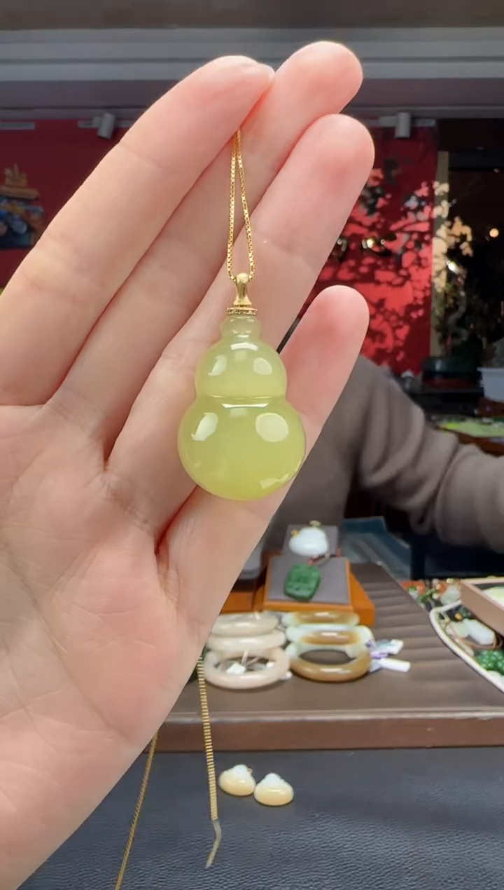 颈饰18K金镶嵌和田玉黄口猫福禄