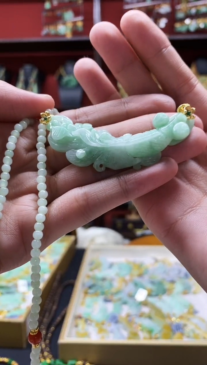 颈饰未镶嵌翡翠吊坠