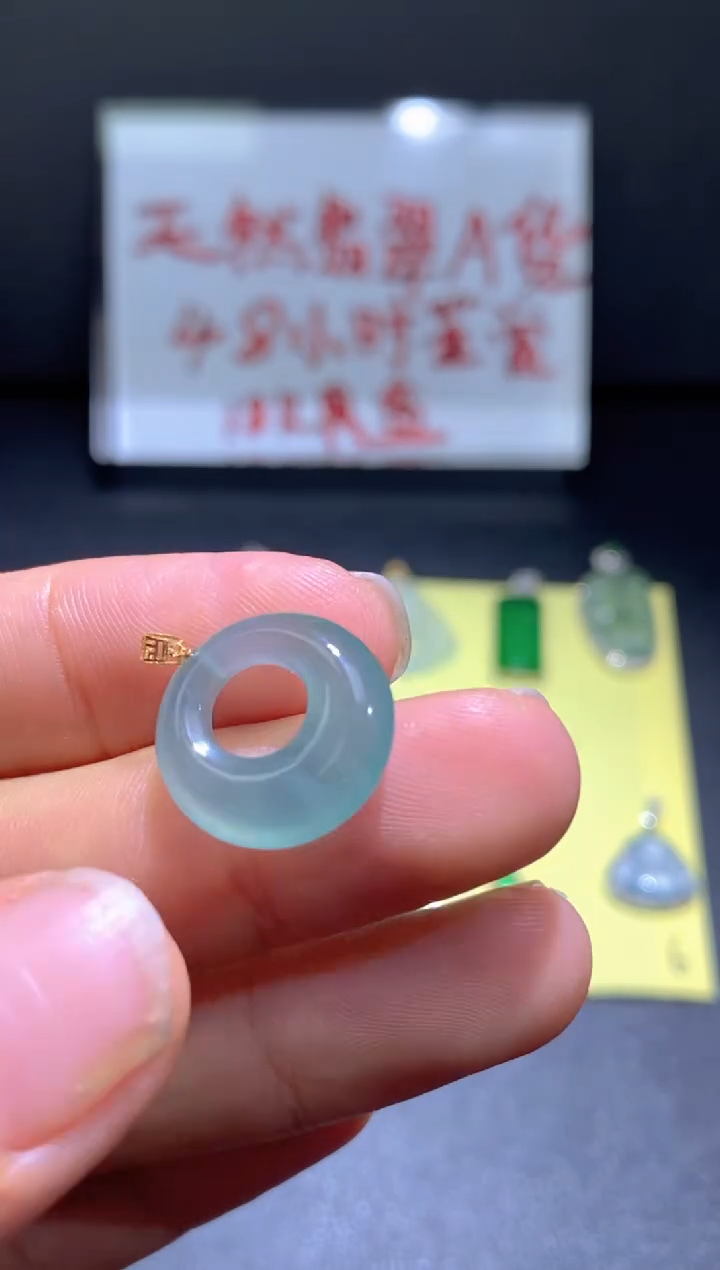 翡翠18K金镶嵌颈饰翡翠吊坠