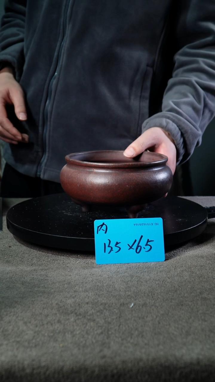 A宜兴紫砂小花盆
