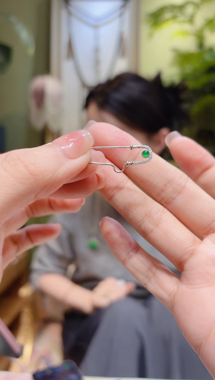 【闪购商品】翡翠颈饰18K金镶嵌白翡翠胸针