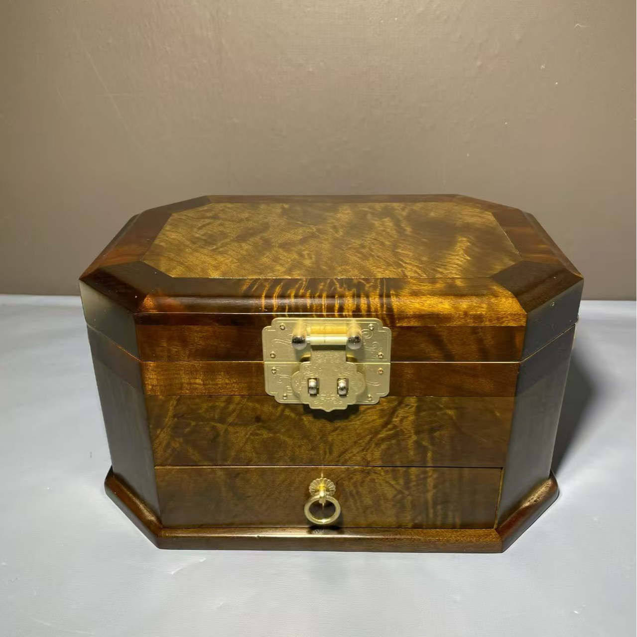 金丝楠阴沉八角造型精致首饰盒