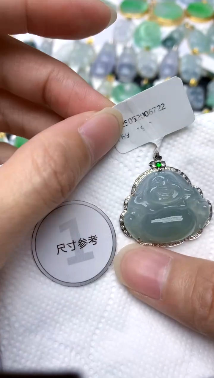 颈饰18K金镶嵌翡翠天然A货翡翠